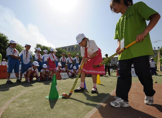 图文-社区儿童体验奥运项目 女孩练习打曲棍球