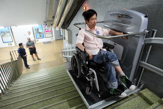 图文-北京地铁安装轮椅升降平台无障碍监督员
