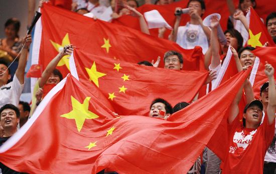 图文-女排总决赛中国3-1日本 五星红旗赛场飘扬