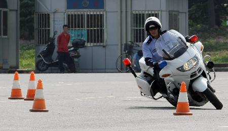 -上海交警迎奥运赛技能 交警正在摩托车绕桩_