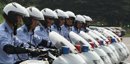 图文-上海交警迎奥运赛技能 交警们整装待发