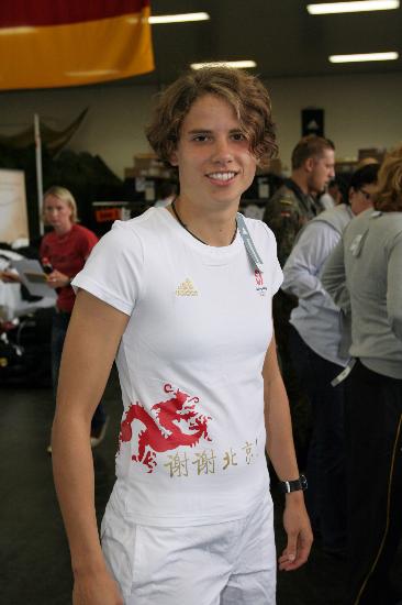图文-德国女足领取奥运装备 T恤衫写着谢谢北京_足球