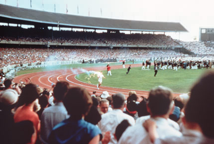 图文-1956年墨尔本奥运会开幕式 火炬手跑进体
