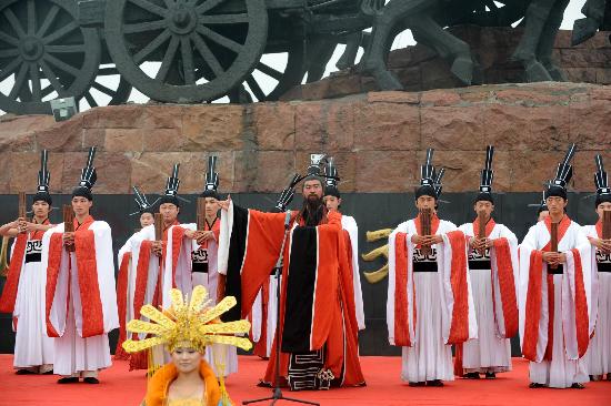 图文-北京奥运圣火在曲阜传递 古装演出成亮点