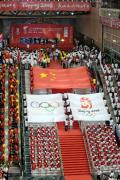 图文-北京奥运圣火在郑州传递 结束仪式现场
