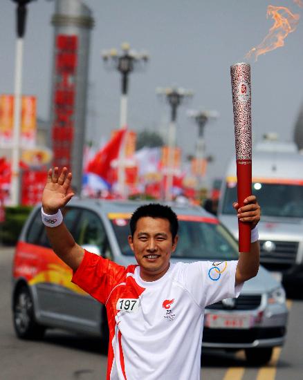 图文-北京奥运圣火在开封传递 激情笑意尽写脸上