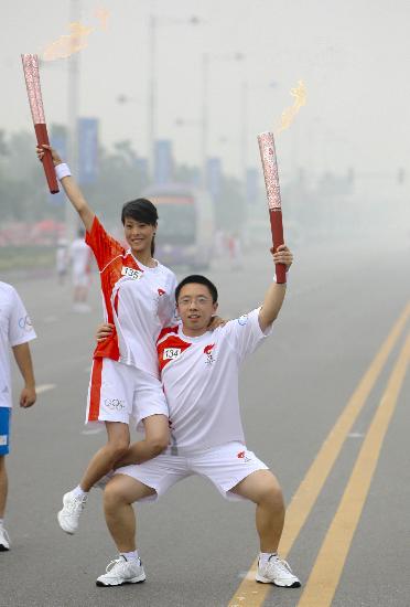 图文-北京奥运圣火在安阳传递 刘春风与许科合影
