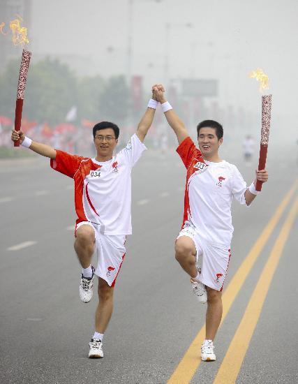 图文-北京奥运圣火在安阳传递 崔运宗与曹建民合影
