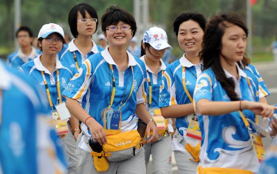 图文-志愿者青春作伴服务奥运 笑容挂在脸上
