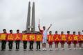 图文-奥运圣火在唐山传递 抗震纪念碑前展示火炬