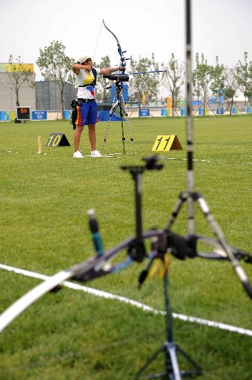 图文-射箭运动员进行适应性训练 瞄准远方的目标