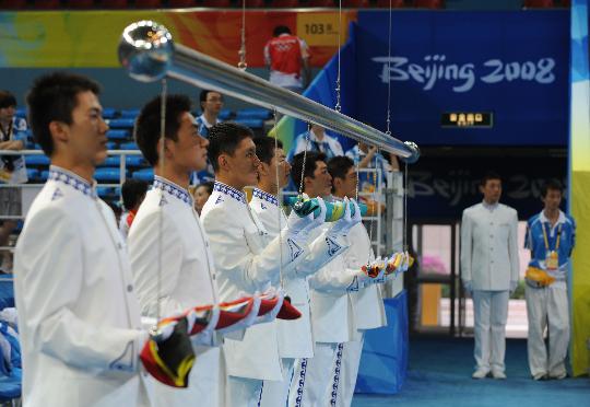 图文-举重馆志愿者积极准备迎赛 旗手演练颁奖仪式