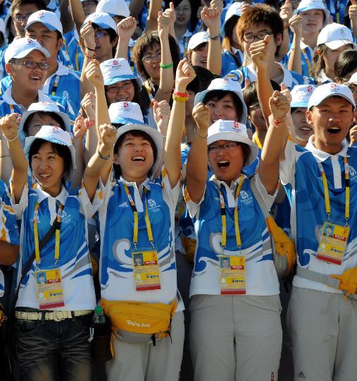 图文-奥运会沈阳赛区志愿者村开村 志愿者的聚会