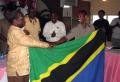 图文-坦桑尼亚代表团举行出征仪式 向代表授旗