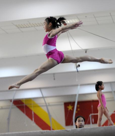 图文-动感之都奥运北京 9岁女孩在体校练习体操