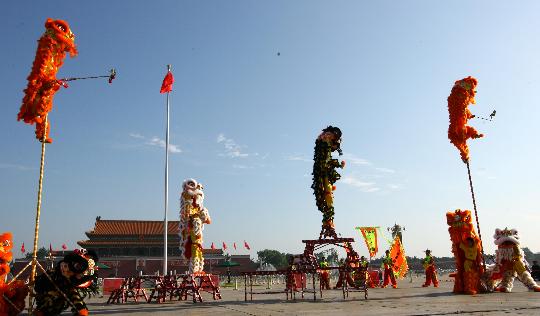 图文-动感之都奥运北京 天安门广场上的舞龙表演