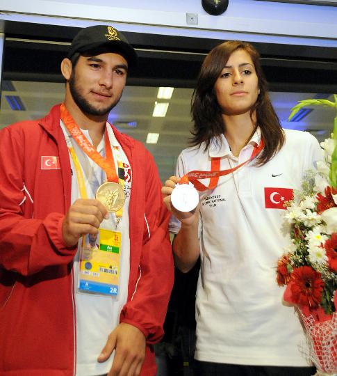 图文-土耳其奥运健儿回国 展示奥运奖牌很开心