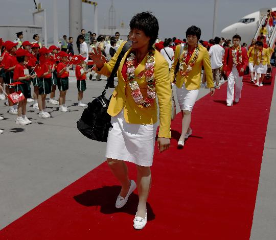 图文-国家奥运金牌运动员代表团抵港 靓丽黄色制服