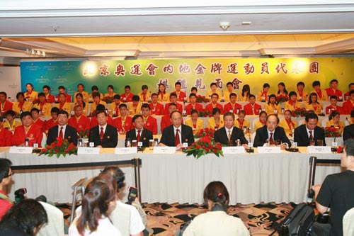 图文-中国奥运金牌运动员记者会 全体冠军端坐