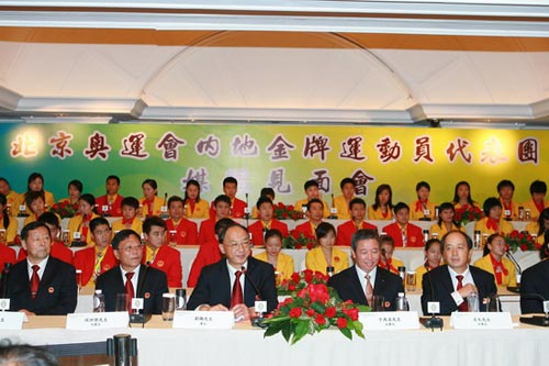 图文-中国奥运金牌运动员记者会 众体育领导出席