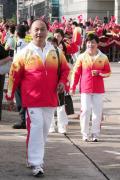 图文-金牌代表团在香港参加升旗礼 举重队众将