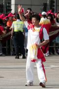 图文-金牌代表团在香港参加升旗礼 陈一冰招手