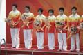 图文-国家跳水队赴香港访问表演 手持鲜花上台