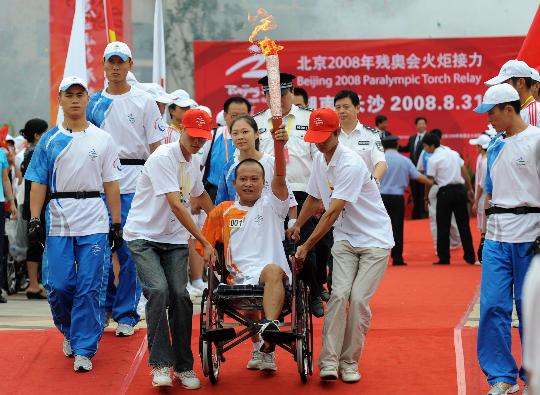 图文北京残奥会圣火在长沙传递火炬手朱伟明