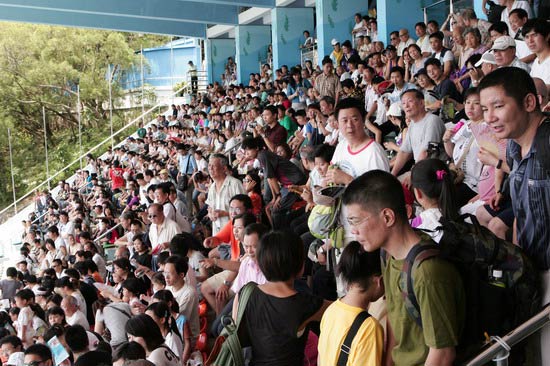 图文-奥运冠军游香港海洋公园 就像赛场的观众席