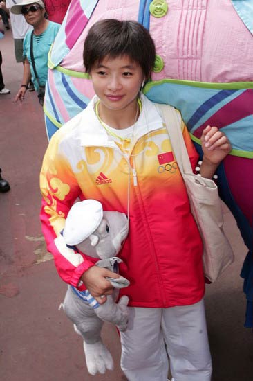 图文-奥运冠军游香港海洋公园 可爱的小王鑫