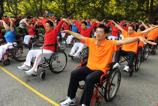 图文北京残奥会圣火在南京传递轮椅健身操表演