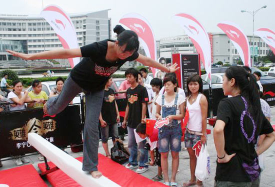 图文-李宁大篷车行至嘉兴 美女挑战平衡木_综