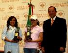 图文-墨西哥跳水选手被授予杰出奖 两选手表现优异