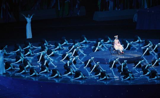 图文-北京残奥开幕式节目《永不停跳的舞步》