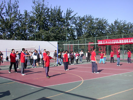 图文-CUVA排球文化节排球赛火热进行队员站