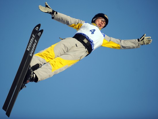 图文-自由式滑雪空中技巧男子组在天空伸个懒