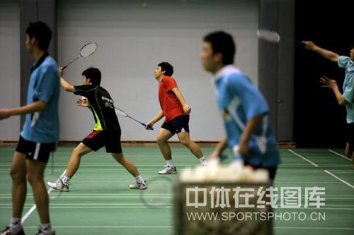 图文-中国羽毛球队火热冬训 全队展开积极训练