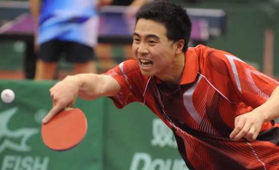 图文-第三届全国公安边防乒乓球赛 反手击球瞬