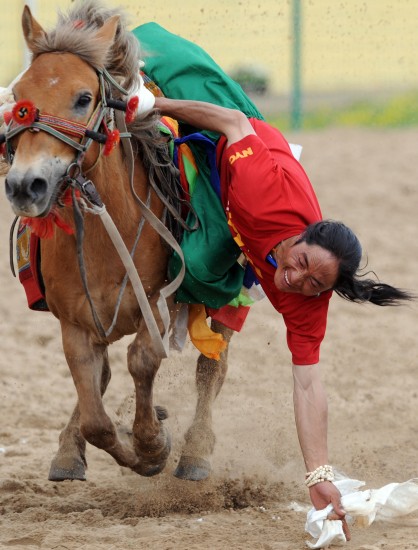 图文-青海少数民族传统体育运动会 马上拾哈达