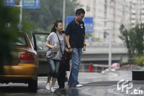 图文-傅家俊牵手清纯女友亮相 二人关系亲密无间