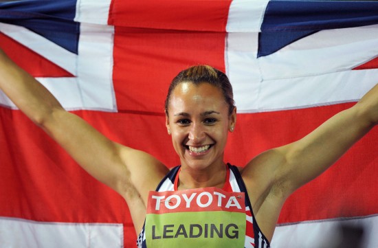 图文-英国选手获女子七项全能冠军 展开国旗庆