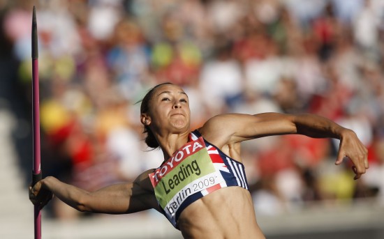 图文-英国选手获女子七项全能冠军 标枪比赛中