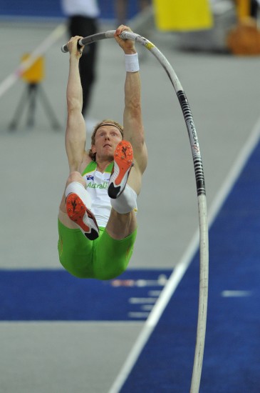 锦标赛男子撑杆跳高决赛中,澳大利亚运动员胡克以5米90的成绩获得冠军