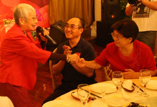 图文-庄则栋七十寿宴在京举行 小玉霜表演