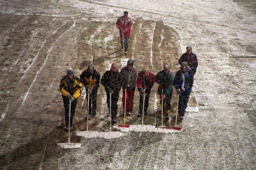 图文-英国通讯社百年天气体育部分 1997雪地足