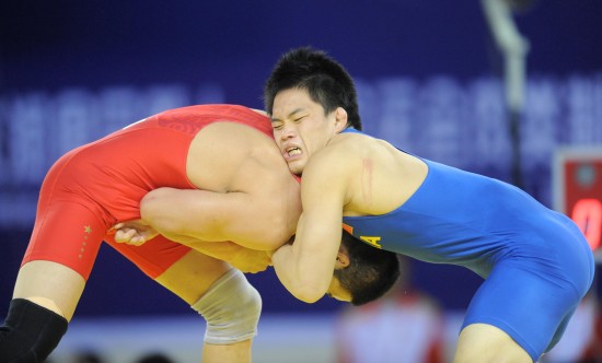 图文男子自由式摔跤66公斤级赛况双方势均力敌
