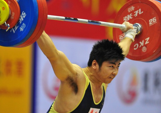 图文-广西选手陆永获男举85公斤级冠军夺冠一刻