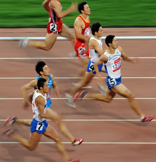 图文-李明轩获得男子200米冠军 终点前稍微领先