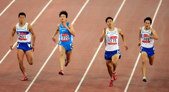 图文-李明轩获得男子200米冠军 四强难分伯仲