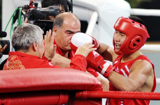 图文-男子拳击69公斤级决赛 哈那提庆祝比赛胜